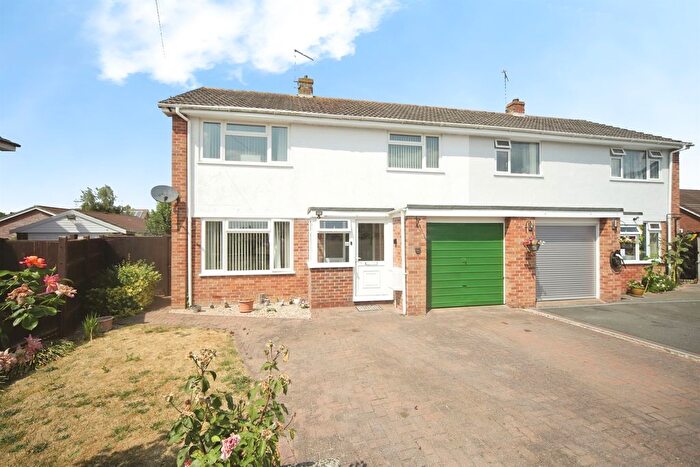 4 Bedroom Semi Detached House For Sale In Newlands Grove, Ruishton, Taunton, TA3