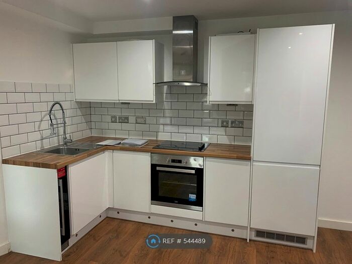 3 Bedroom Flat To Rent In Carlton Square, Carlton, Nottingham, NG4