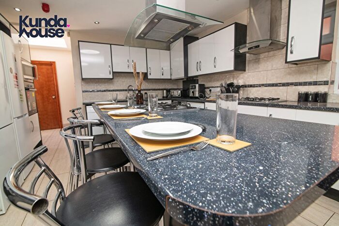 2 Bedroom Flat To Rent In Barnt Green, Birmingham, B45