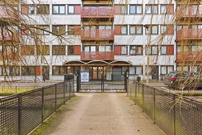 2 Bedroom Flat For Sale In Kingsmead Park, High Wycombe, HP11