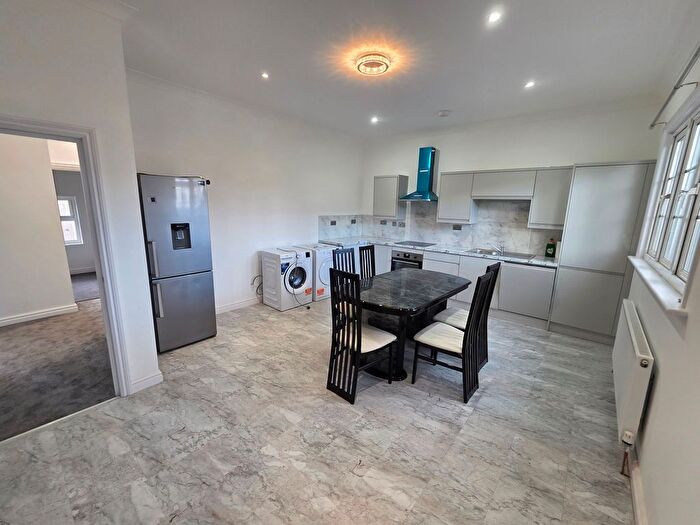 3 Bedroom Flat To Rent In Beatrice Avenue, London, SW16