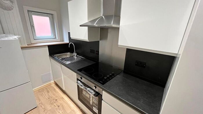 2 Bedroom Apartment To Rent In Broomfield Crescent, Leeds, LS6