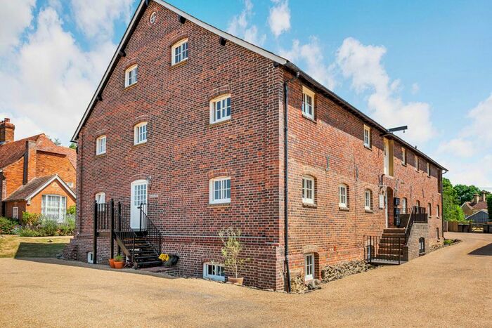 2 Bedroom Flat For Sale In Court Lane, Hadlow, Tonbridge, TN11