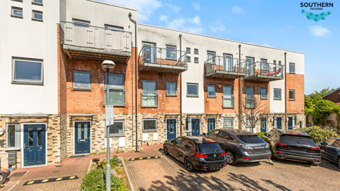3 Bedroom Flat For Sale In Eastfields Road Mitcham, Surrey, CR4