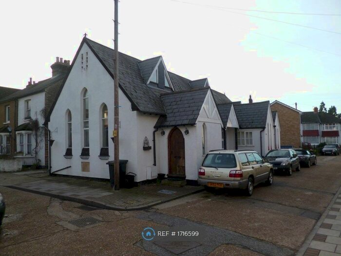 2 Bedroom Maisonette To Rent In Chapel Court, West Wickham, BR4