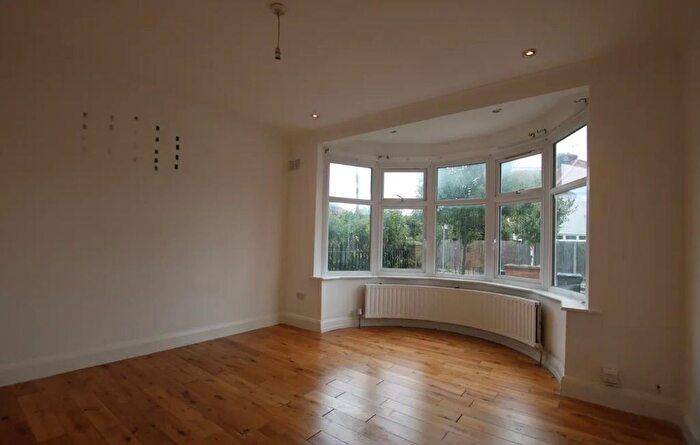 3 Bedroom Flat To Rent In Fleetwood Road, London, NW10