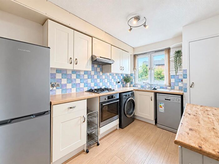 1 Bedroom Flat To Rent In Grafton Close, Whitton, TW4