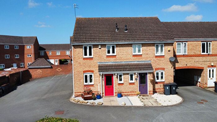 3 Bedroom Semi-detached House For Sale In Petunia Close, Nuneaton, CV10