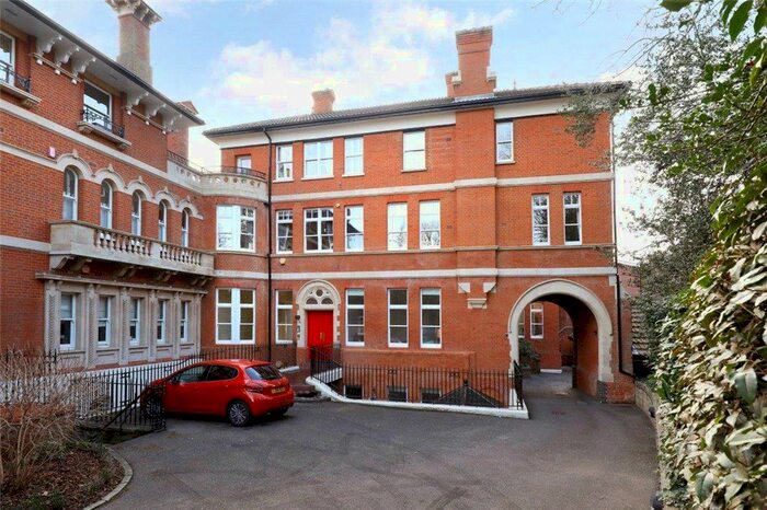 3 Bedroom Flat For Sale In The Downs, Wimbledon, SW20