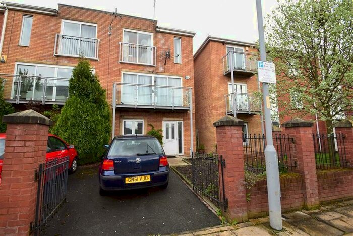 4 Bedroom Town House To Rent In Chevassut Street, Hulme, Manchester, M15