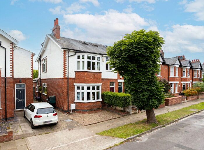 5 Bedroom Town House For Sale In Chestnut Avenue, York, YO31