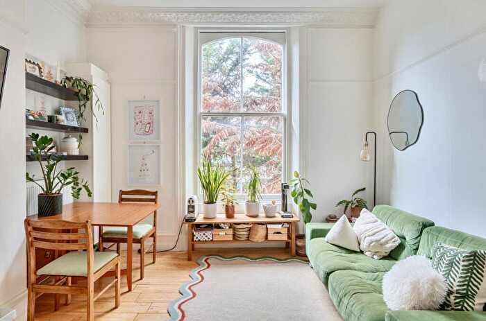 2 Bedroom Flat For Sale In Archway Road, London, N6
