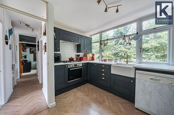 3 Bedroom Flat For Sale In Kingston Road, Epsom, KT17