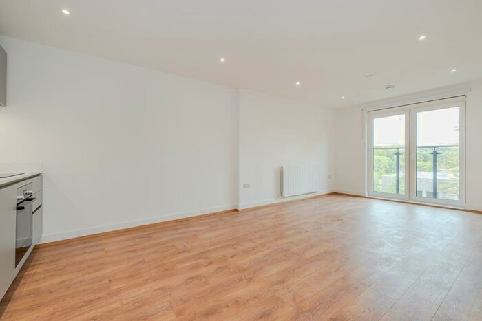 2 Bedroom Apartment To Rent In Well Farm Road Whyteleafe, CR3