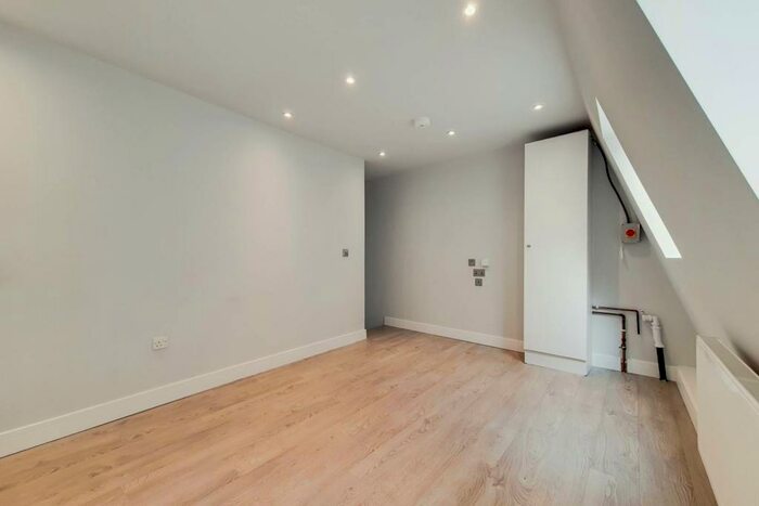 1 Bedroom Flat To Rent In New Cross Road, New Cross, London, SE14