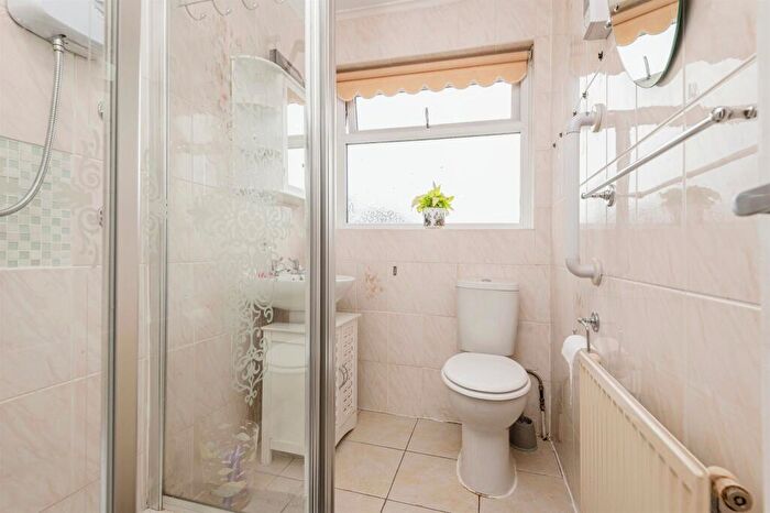 2 Bedroom Semi-Detached Bungalow For Sale In Mostyn Grove, Bradford, BD6