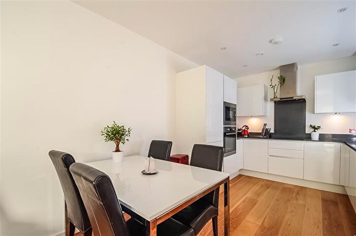 1 Bedroom Flat To Rent In Malt House Court, High Street, Brentford, TW8