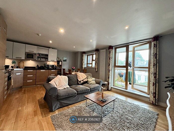 2 Bedroom Flat To Rent In Blue Building, London, SE10