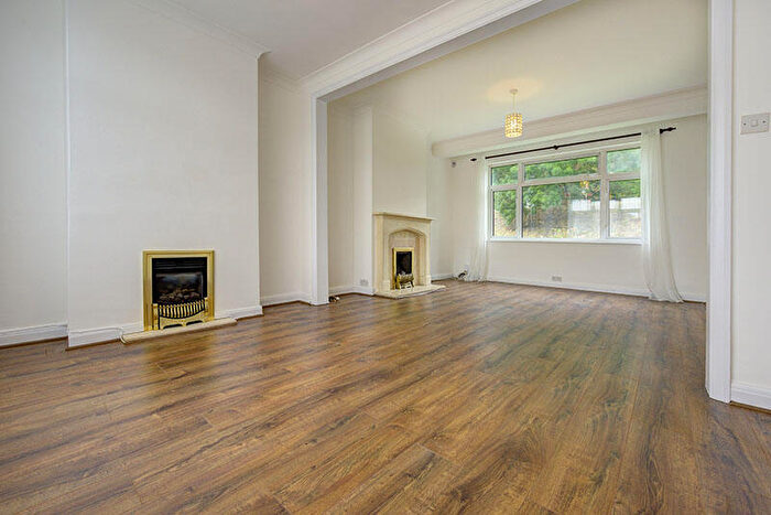 3 Bedroom Terraced House To Rent In Great North Road, Barnet, North London, EN5