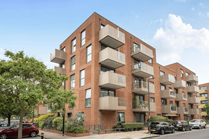 2 Bedroom Apartment For Sale In Edmund Street, London, SE5