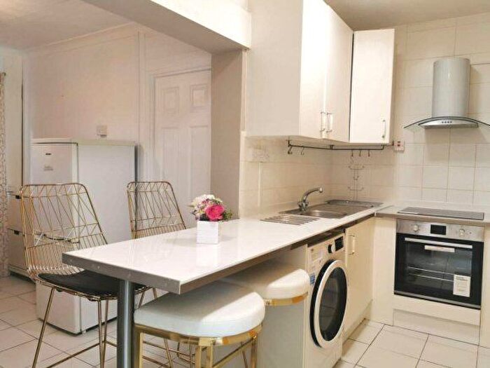 2 Bedroom Flat To Rent In Catherwood Court, Murray Grove, Hackney, N1