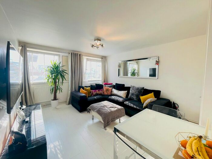 2 Bedroom Flat To Rent In Elmwood Crescent, Kingsbury, London, NW9