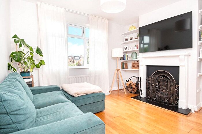 2 Bedroom Flat To Rent In Second Cross Road, Twickenham, TW2