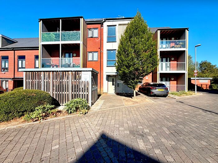 2 Bedroom Flat To Rent In Hawthorn Crescent, Ilford, IG5