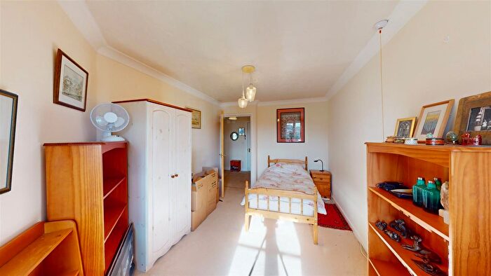 2 Bedroom Flat For Sale In De Moulham Road, Swanage, BH19