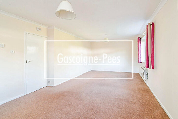 2 Bedroom Flat To Rent In Stratfield Court, Tadley, RG26