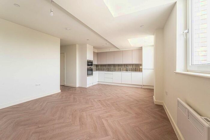 2 Bedroom Flat To Rent In Ballards Lane, Finchley Central, London, N3