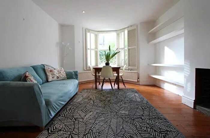 2 Bedroom Flat To Rent In Grove Lane, London, SE5