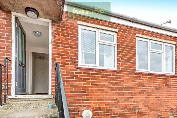 2 Bedroom Flat For Sale In Mulfords Hill, Tadley, Hampshire, RG26