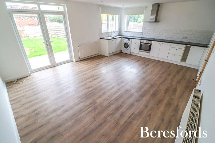 2 Bedroom Detached House For Sale In The Crescent, Upminster, RM14