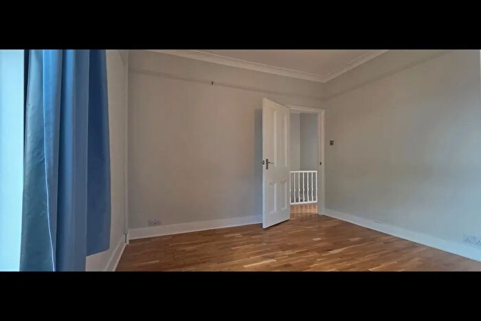 2 Bedroom Flat To Rent In Murray Road, London, W5