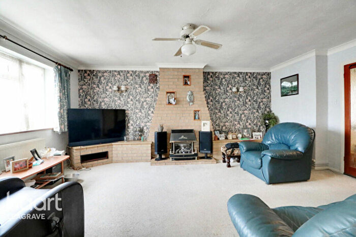2 Bedroom Detached Bungalow For Sale In School Lane, Luton, LU4