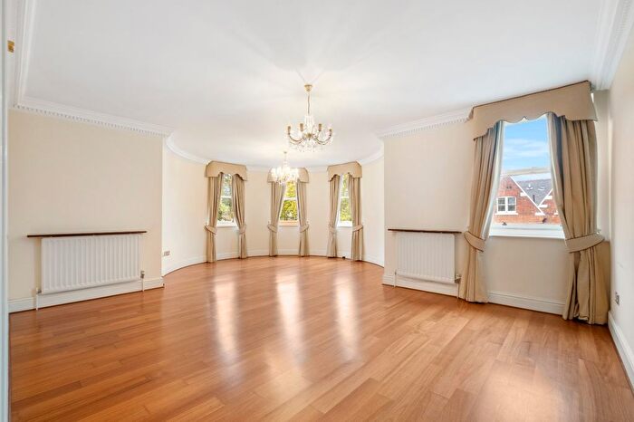 2 Bedroom Flat To Rent In Fitzclarence House, - Holland Park Avenue, W11