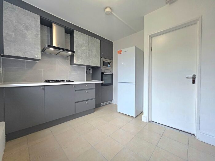 3 Bedroom Flat To Rent In Strafford House, Deptford, London, SE8