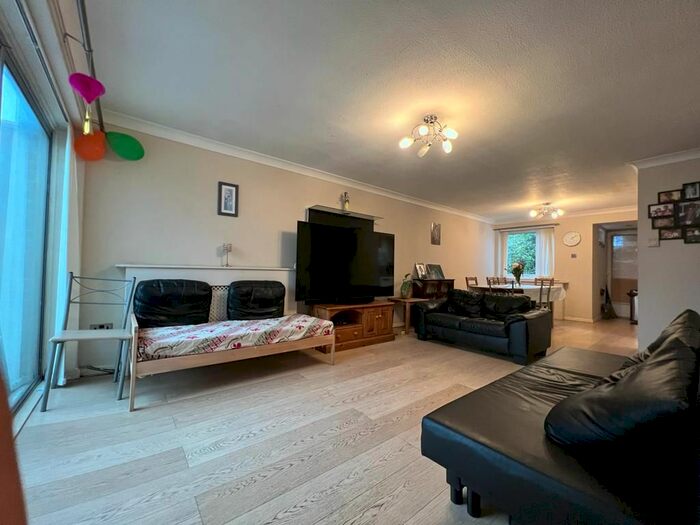 4 Bedroom Semi-Detached House To Rent In Goodrich Close, Reading, RG4