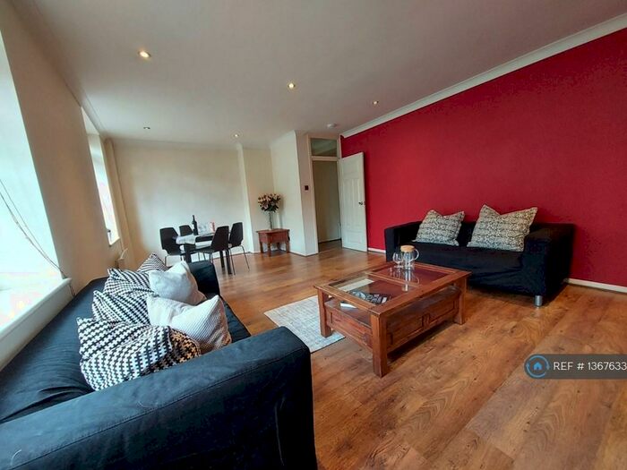 3 Bedroom Flat To Rent In Acorn Walk, London, SE16