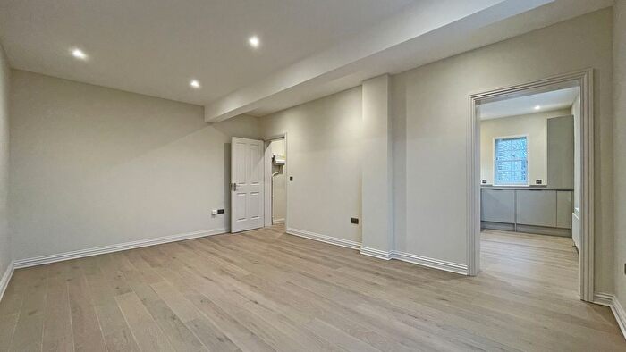 1 Bedroom Flat For Sale In Crummock Chase, Surbiton, Surrey, KT6
