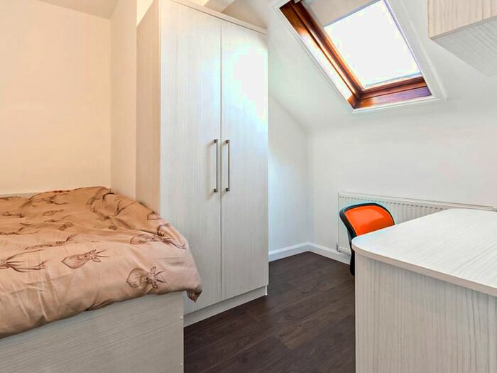 1 Bedroom Flat To Rent In Darnley Road, West Park, Leeds, LS16