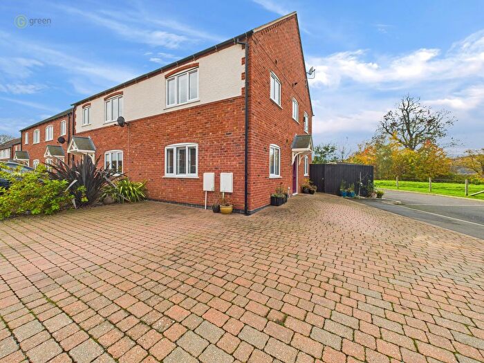 3 Bedroom Semi Detached House For Sale In Ragley Close, Tamworth, B79