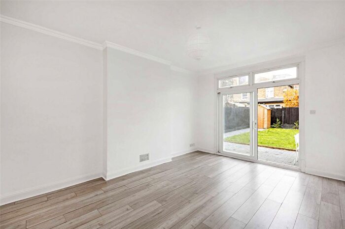 2 Bedroom Flat To Rent In Ribblesdale Road, London, SW16