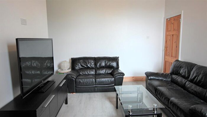 3 Bedroom Flat To Rent In Simonside Terrace, Heaton, Newcastle Upon Tyne, NE6