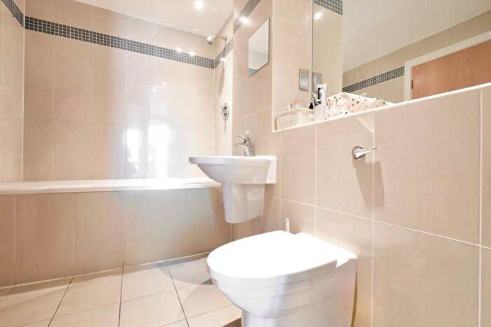 2 Bedroom Flat To Rent In Dock Street, Leeds, LS10