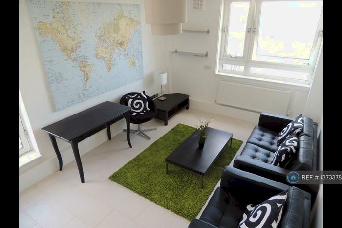 2 Bedroom Flat To Rent In Thomas Hollywood House, London, E2