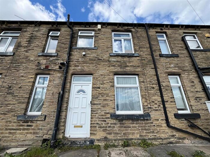 1 Bedroom Terraced House For Sale In Coronation Street, Oakenshaw, BD12