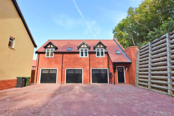 2 Bedroom Flat To Rent In Randall Crescent, Cromer, NR27