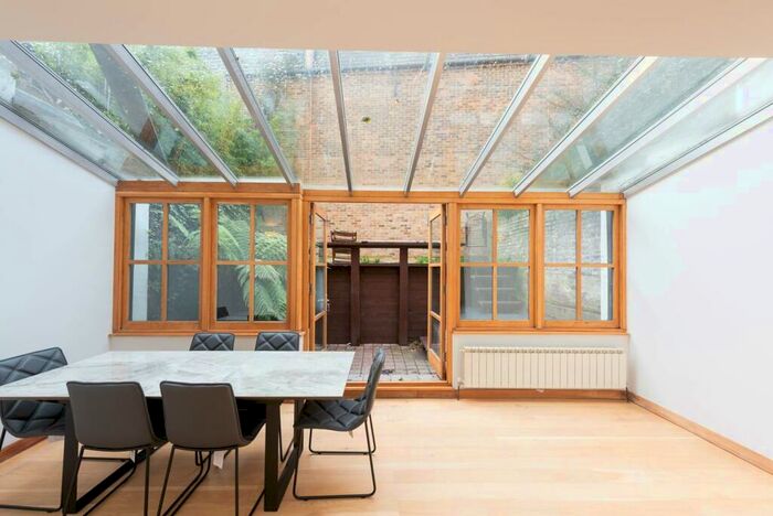 2 Bedroom Flat To Rent In Harcourt Terrace, Chelsea, London, SW10